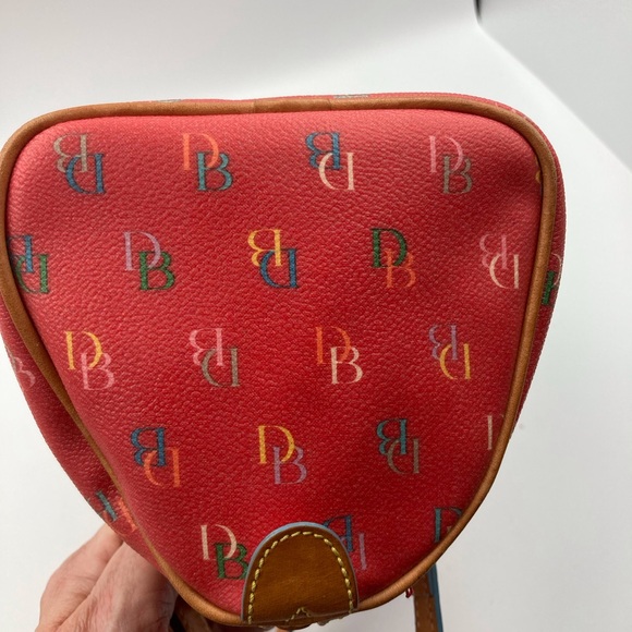 Stylish Dooney & Bourke pink monogram barrel, shoulder/satchel rainbow bag - Picture 4 of 15